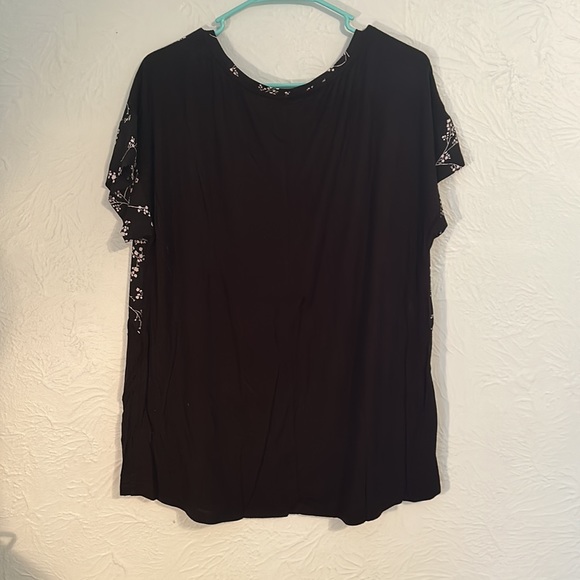 Maurice’s Black & White Floral Shiffon and Rayon Mixed Top - Picture 3 of 3